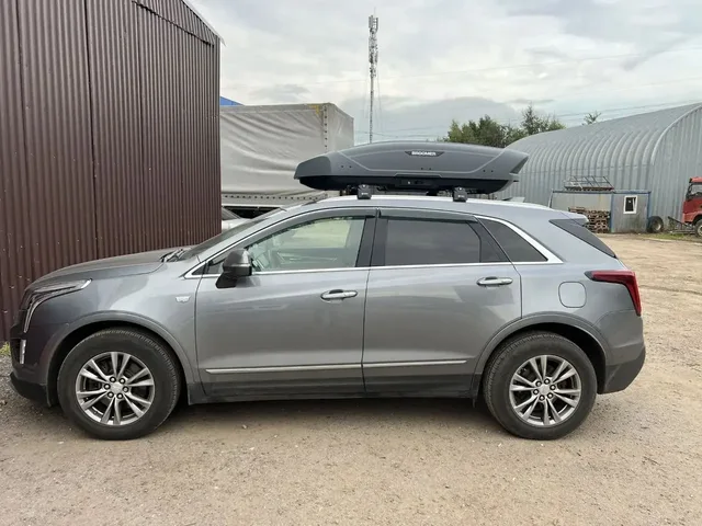 Автобокс для Cadillac XT5 — BROOMER Venture L — вид автомобиля с установленным автобоксом