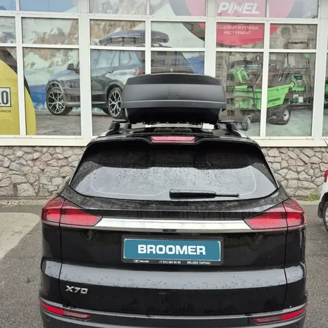 Бокс на крышу BROOMER Trekka для Belgee X70 — общий ракурс автомобиля с установленным автобоксом