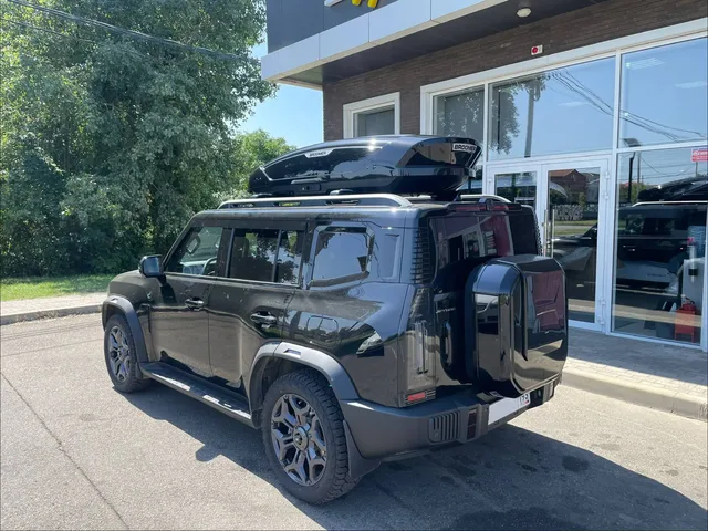 BROOMER на Jetour T2: автобокс BROOMER Venture XL, цвет «Чёрный» — дополнительный ракурс автомобиля с установленным автобоксом