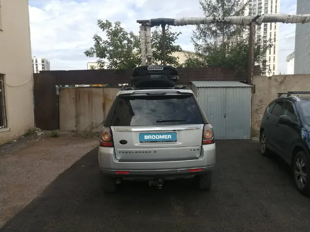 BROOMER на Land Rover Freelander: автобокс BROOMER Venture LS — дополнительный ракурс автомобиля с установленным автобоксом