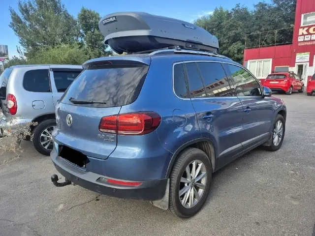 автобокс BROOMER Venture L на Volkswagen Tiguan — вид автомобиля с установленным автобоксом, другой ракурс