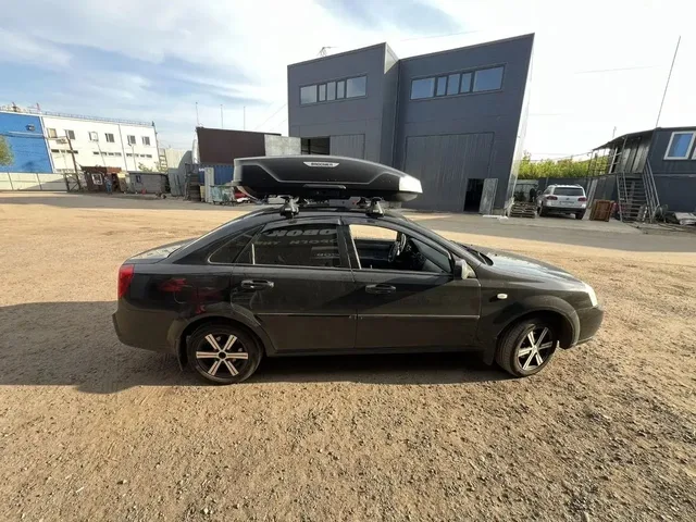 BROOMER на Chevrolet Lacetti: автобокс BROOMER Trekka — дополнительный ракурс автомобиля с установленным автобоксом