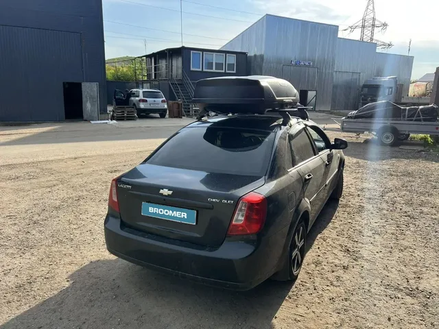 автобокс BROOMER Trekka на Chevrolet Lacetti — вид автомобиля с установленным автобоксом, другой ракурс