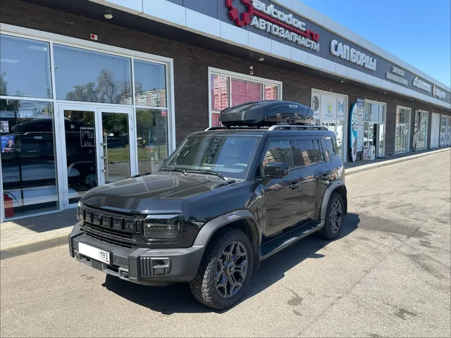 Чёрный автобокс BROOMER Venture XL на Jetour T2 — общий вид автомобиля с установленным автобоксом