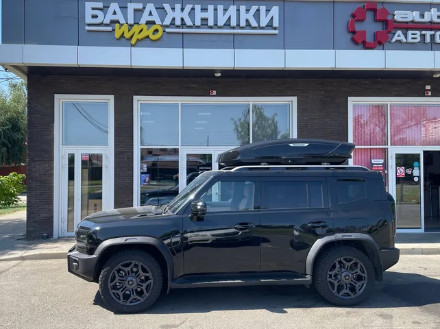 Бокс на крышу BROOMER Venture XL для Jetour T2, цвет «Чёрный» — общий ракурс автомобиля с установленным автобоксом