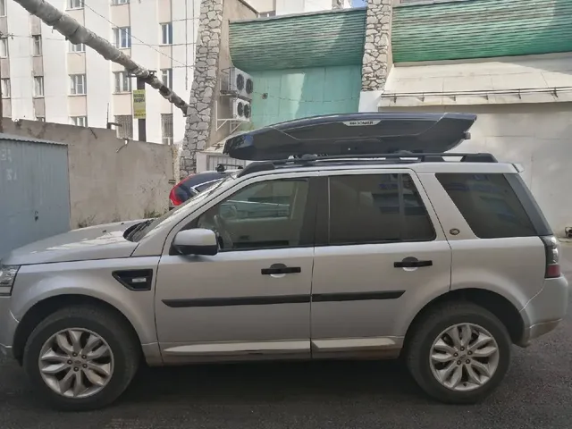 Бокс на крышу BROOMER Venture LS для Land Rover Freelander — общий ракурс автомобиля с установленным автобоксом