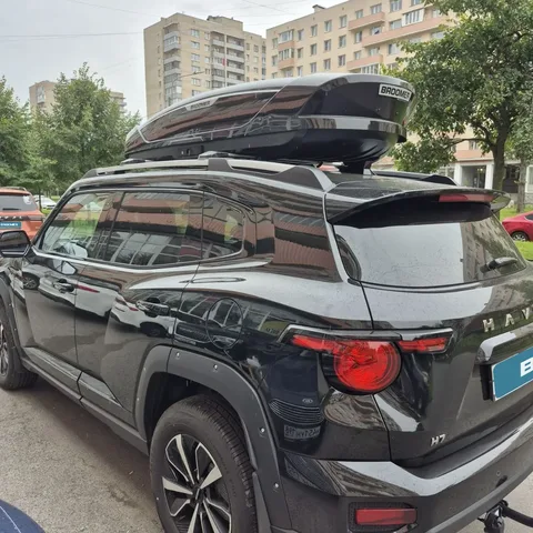 Бокс на крышу BROOMER Venture XL для Haval H7 — общий ракурс автомобиля с установленным автобоксом