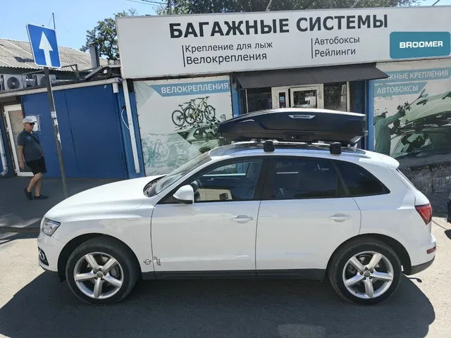 Бокс на крышу BROOMER Trekka для Audi Q5 — общий ракурс автомобиля с установленным автобоксом