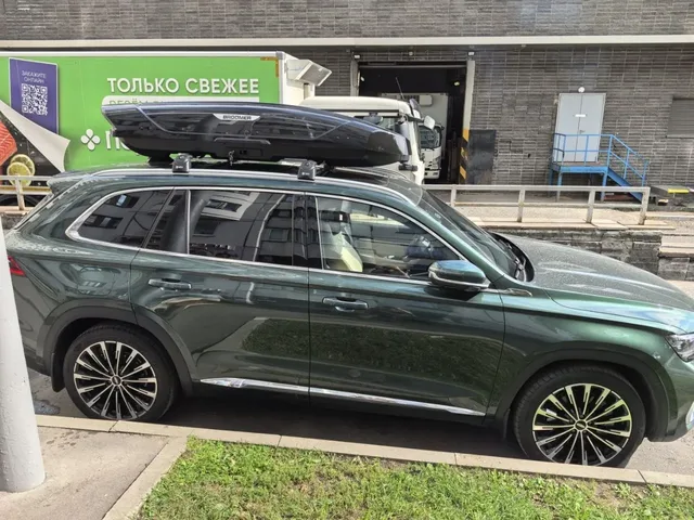 BROOMER на Geely Monjaro: автобокс BROOMER Venture LS — дополнительный ракурс автомобиля с установленным автобоксом