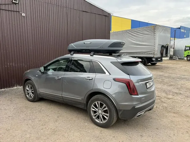 BROOMER на Cadillac XT5: автобокс BROOMER Venture L — дополнительный ракурс автомобиля с установленным автобоксом