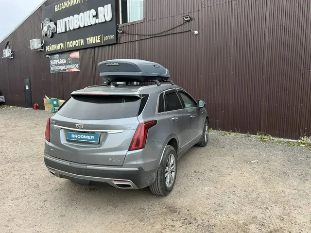 автобокс BROOMER Venture L на Cadillac XT5 — вид автомобиля с установленным автобоксом, другой ракурс