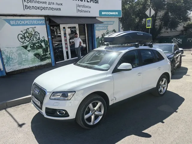 BROOMER на Audi Q5: автобокс BROOMER Trekka — дополнительный ракурс автомобиля с установленным автобоксом