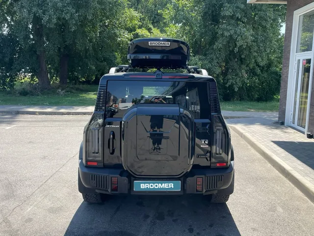 Чёрный автобокс BROOMER Venture XL на Jetour T2 — вид автомобиля с установленным автобоксом, другой ракурс