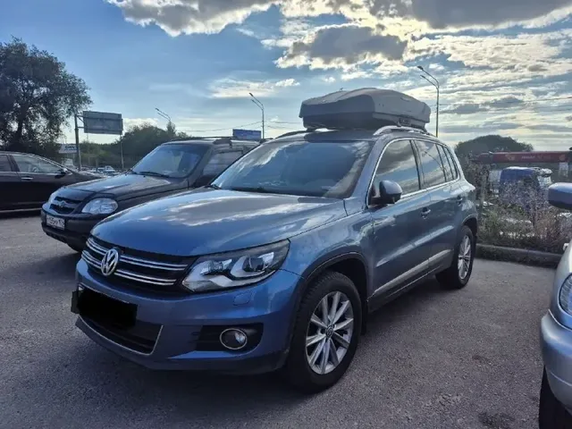 Бокс на крышу BROOMER Venture L для Volkswagen Tiguan — общий ракурс автомобиля с установленным автобоксом