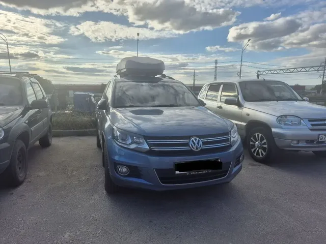 BROOMER на Volkswagen Tiguan: автобокс BROOMER Venture L — дополнительный ракурс автомобиля с установленным автобоксом