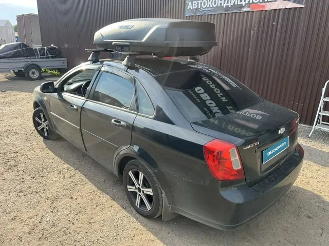 Бокс на крышу BROOMER Trekka для Chevrolet Lacetti — общий ракурс автомобиля с установленным автобоксом