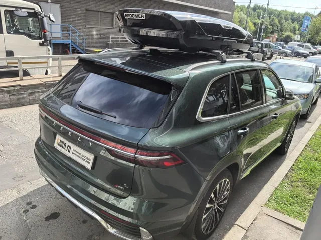 автобокс BROOMER Venture LS на Geely Monjaro — вид автомобиля с установленным автобоксом, другой ракурс