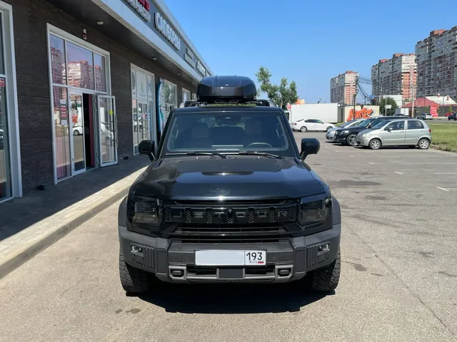 Автобокс для Jetour T2 — BROOMER Venture XL, цвет «Чёрный» — вид автомобиля с установленным автобоксом