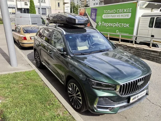 Бокс на крышу BROOMER Venture LS для Geely Monjaro — общий ракурс автомобиля с установленным автобоксом
