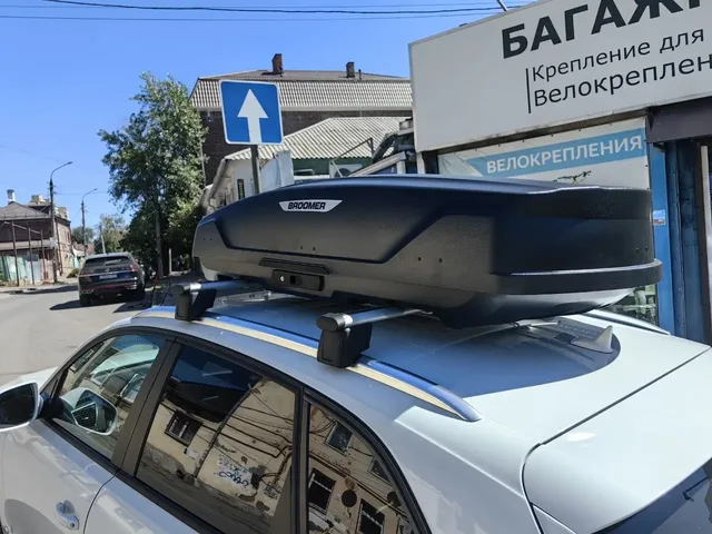 Бокс на крышу BROOMER Trekka для Audi Q5 — крупный план автобокса и креплений