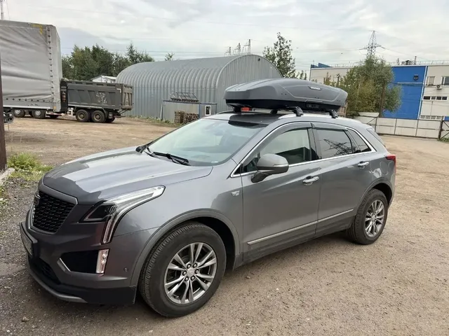 Бокс на крышу BROOMER Venture L для Cadillac XT5 — общий ракурс автомобиля с установленным автобоксом