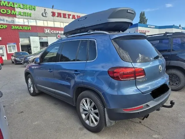Автобокс для Volkswagen Tiguan — BROOMER Venture L — вид автомобиля с установленным автобоксом