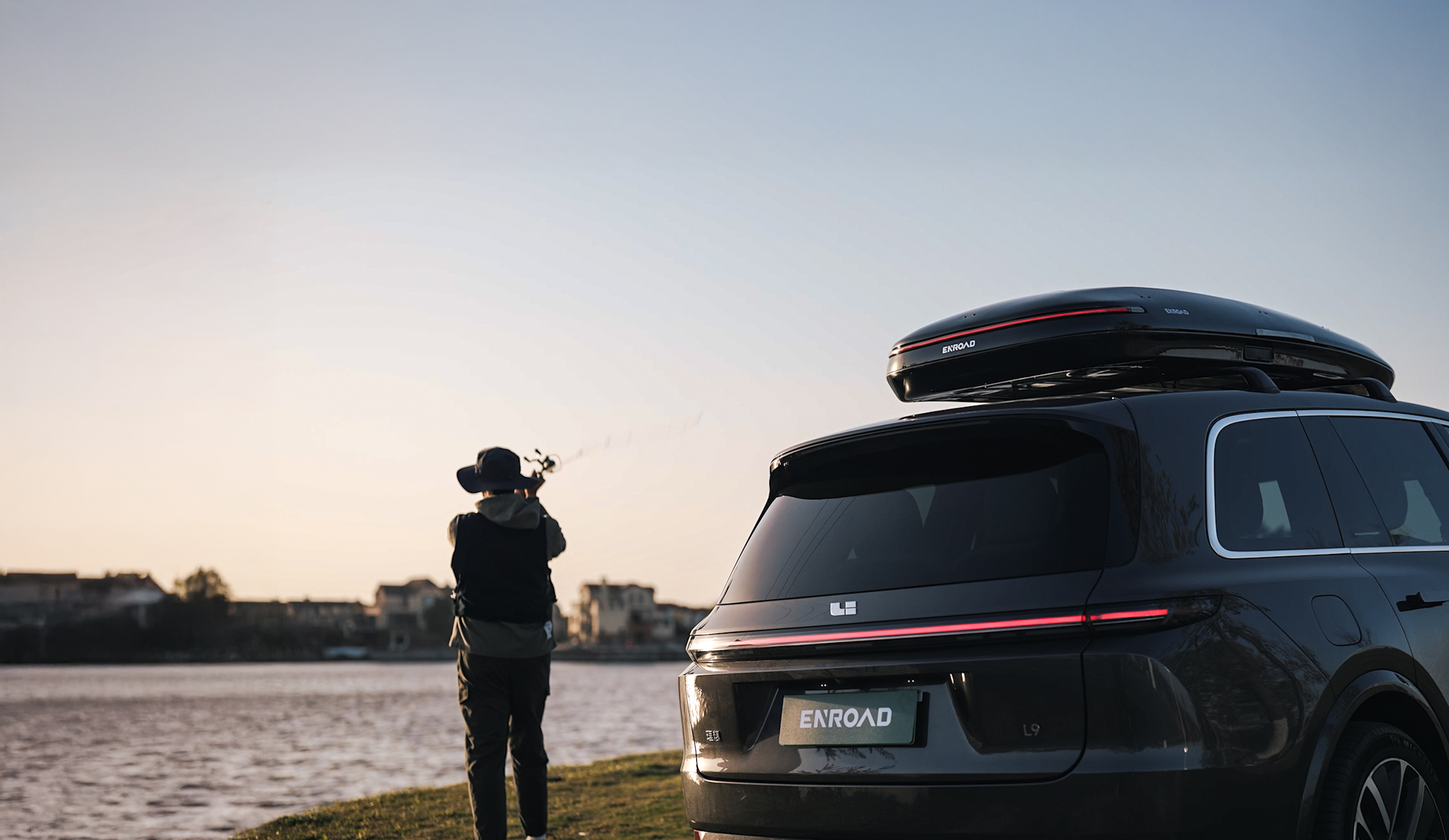 Автомобиль с автобоксом ENROAD Nomadix Pro и задней LED-полосой у воды